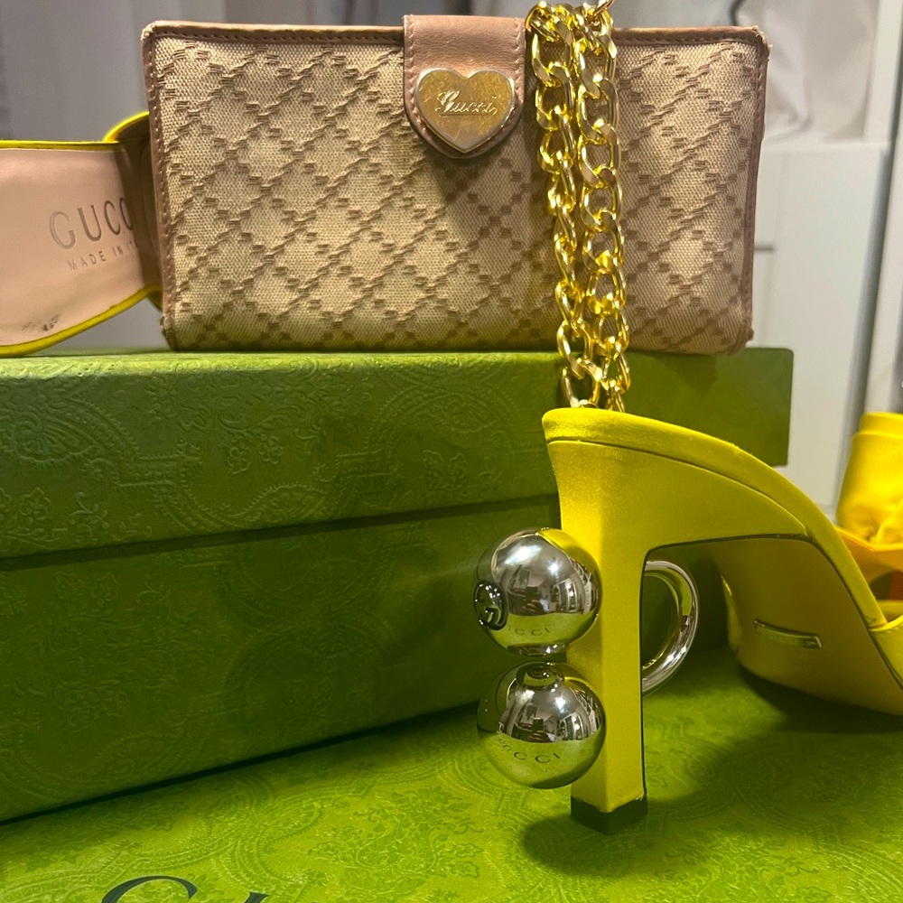 Authentic Gucci wallet on chain